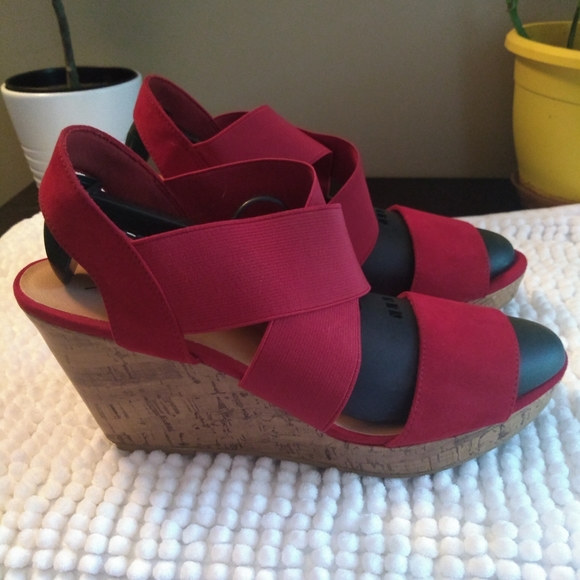 American Eagle wedge Red sandals - Picture 2 of 10